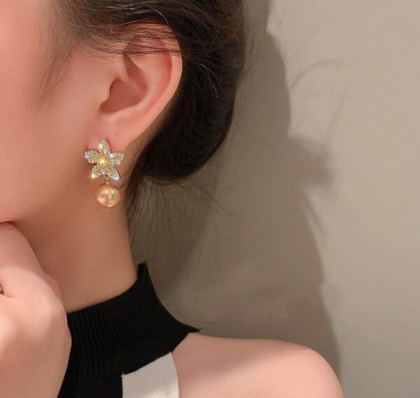 Flower Shinning Pearl Drop Earrings Pair